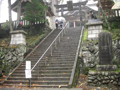 三峯人神社入口の階段の画像