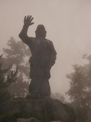 三峯神社の日本武尊の銅像