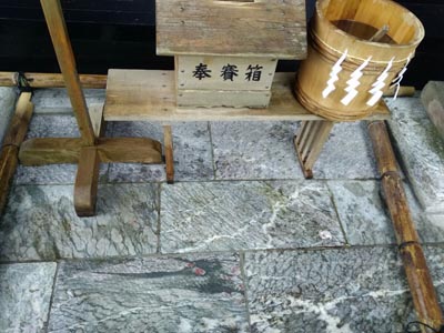 三峯神社の水と柄杓の画像