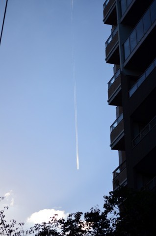 上から下に向かっている飛行機雲の画像